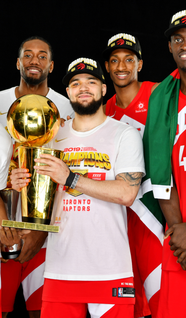 Игроки баскетбольной команды Торонто Рэпторс с кубком
