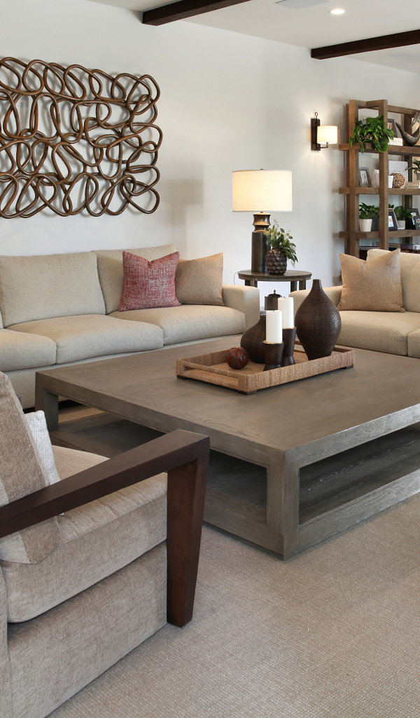 Мягкая мебель стоит в просторной светлой гостиной 