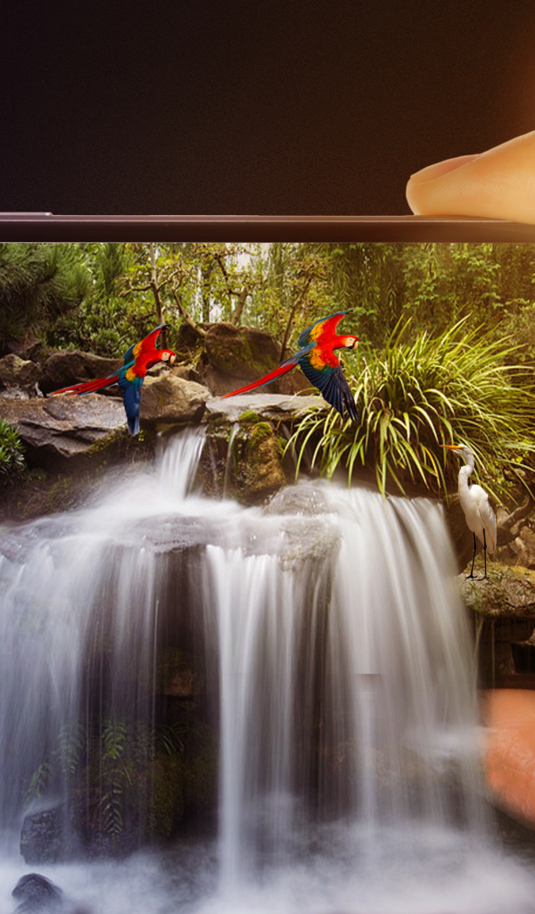 Водопад вытекает из смартфона в руке