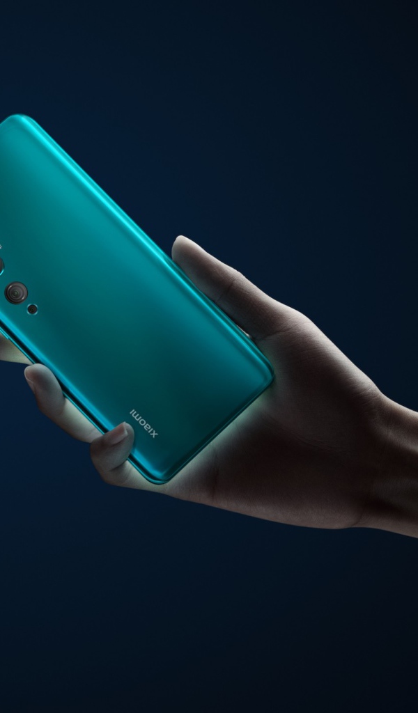 Смартфон Xiaomi Mi CC9 Pro в руке