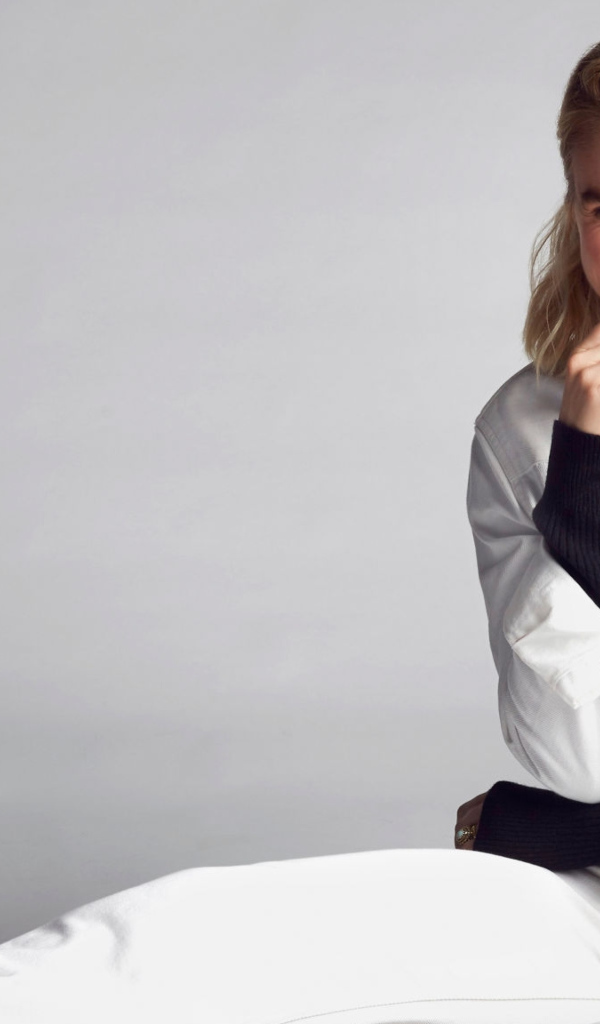 Молодая американская актриса Мэдди Хассон в белом костюме