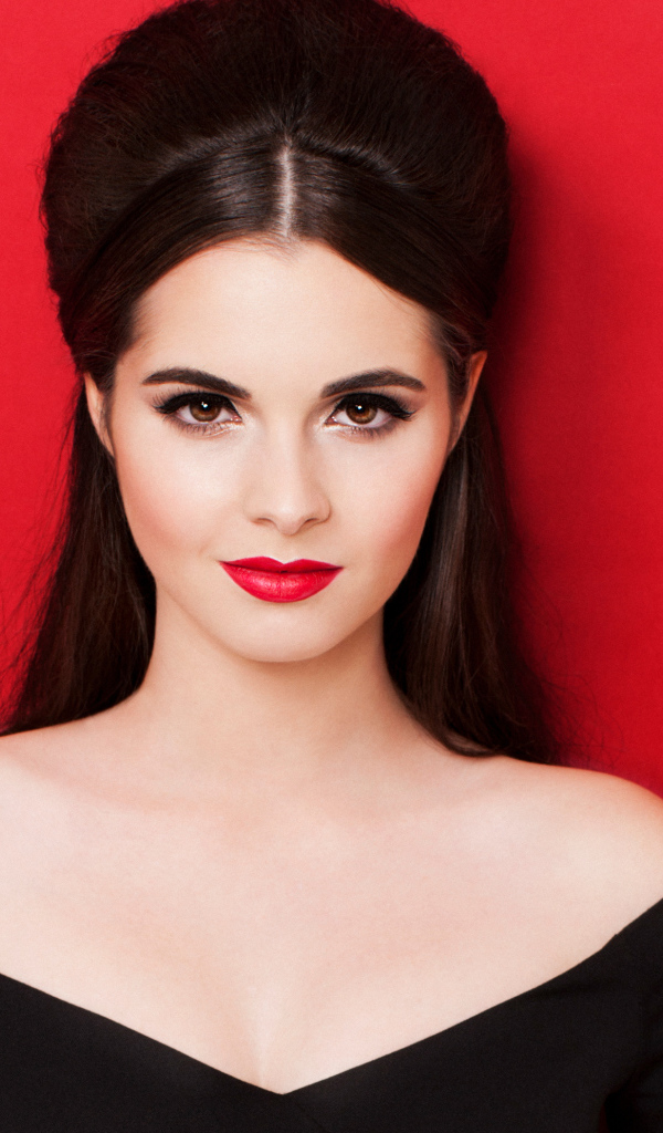 Молодая американская актриса Ванесса Марано на красном фоне