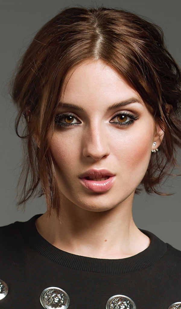 Молодая испанская актриса Мария Вальверде на сером фоне