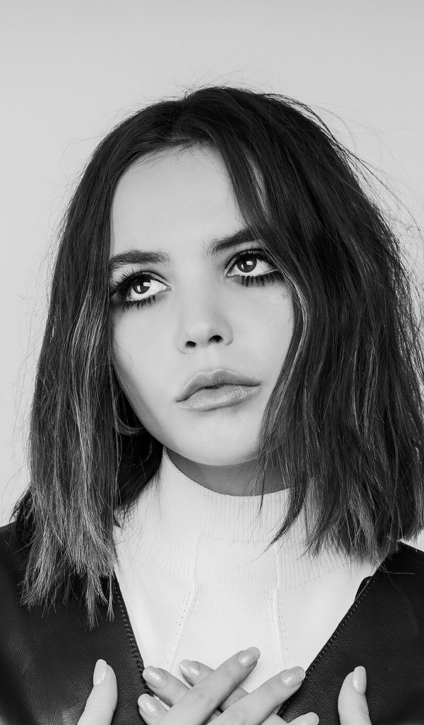 Молодая актриса Бэйли Мэдисон черно - белое фото