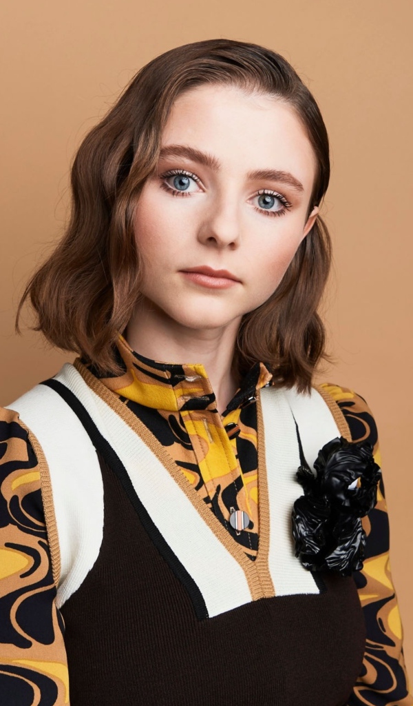 Молодая актриса Томасин Маккензи на фоне стены