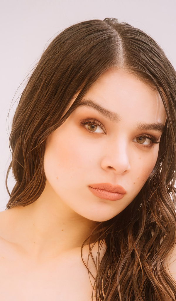 Молодая американская актриса Хейли Стейнфилд фото крупным планом