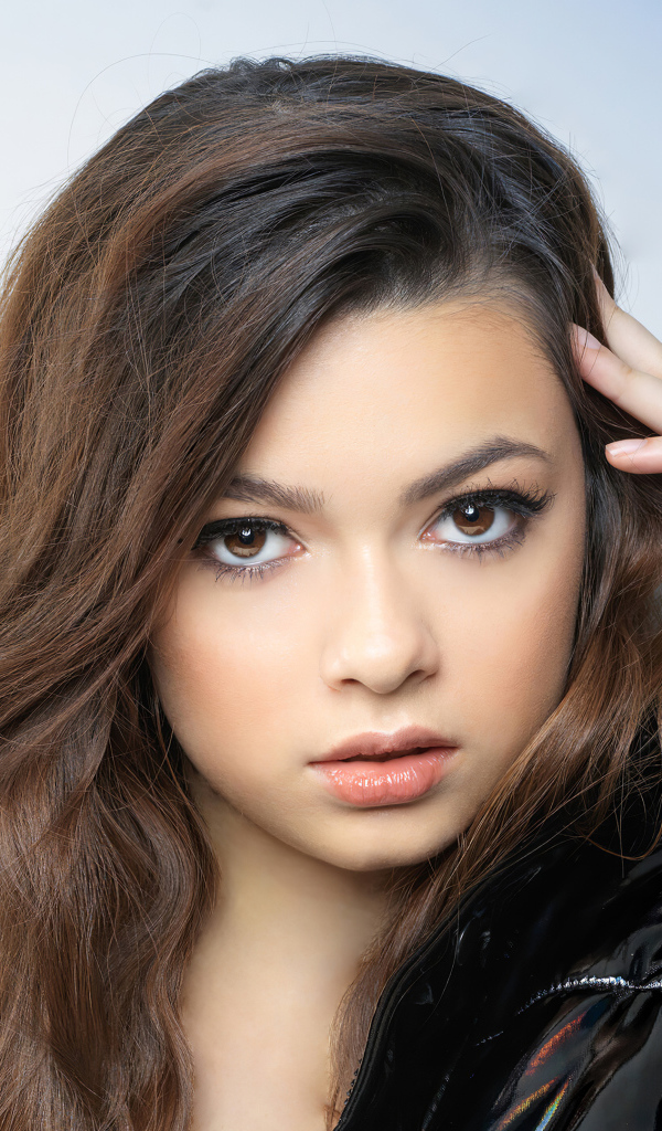 Молодая кареглазая девушка, американская актриса Никки Хан