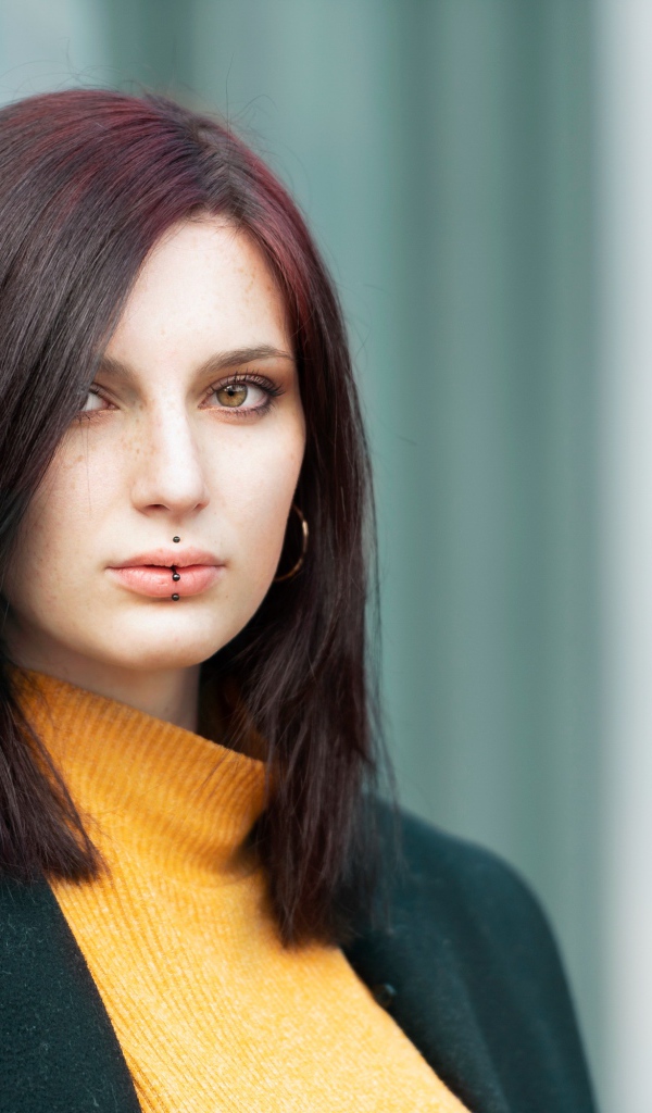 Молодая девушка с черным пирсингом на губах