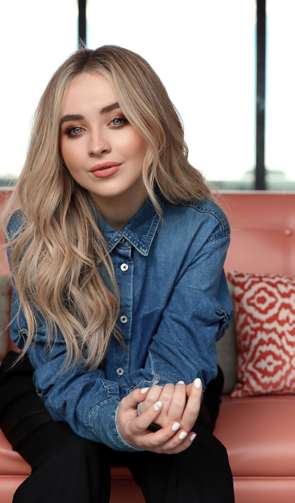 Молодая длинноволосая девушка, американская актриса и певица Сабрина Карпентер