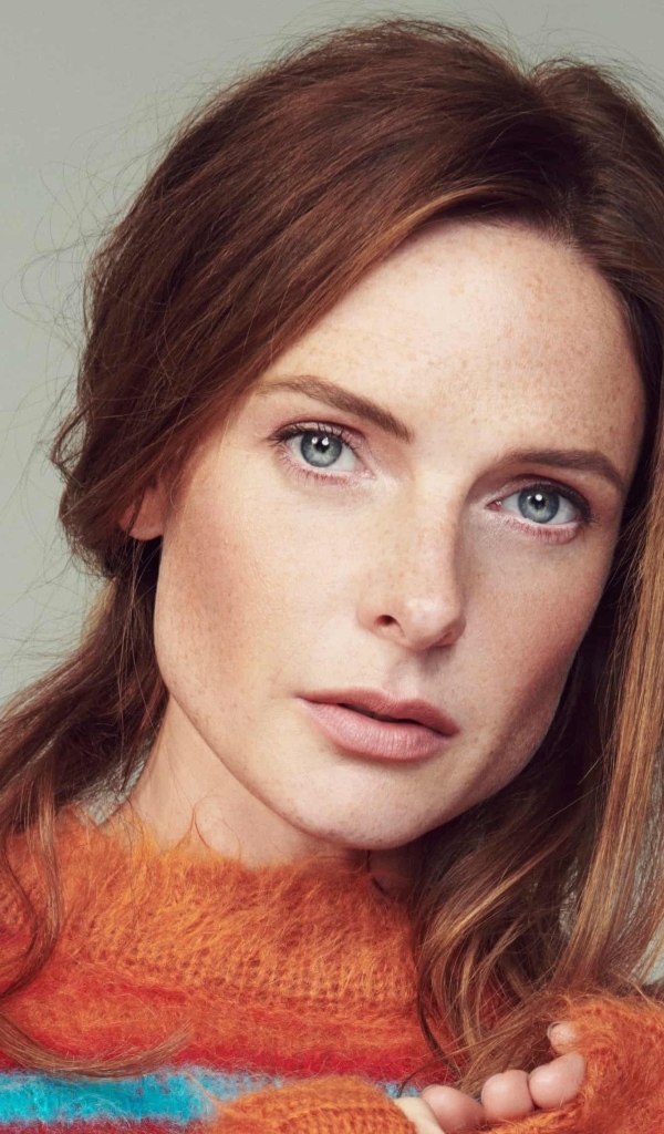 Рыжеволосая актриса Ребекка Фергюсон на сером фоне