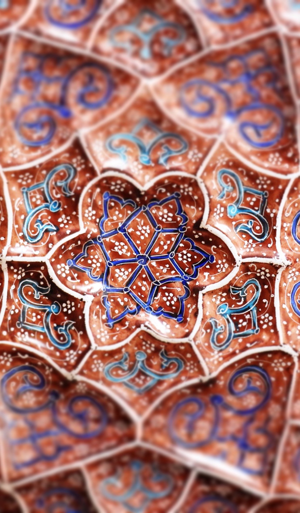 Красивые синие узоры цветов на коричневом фоне 