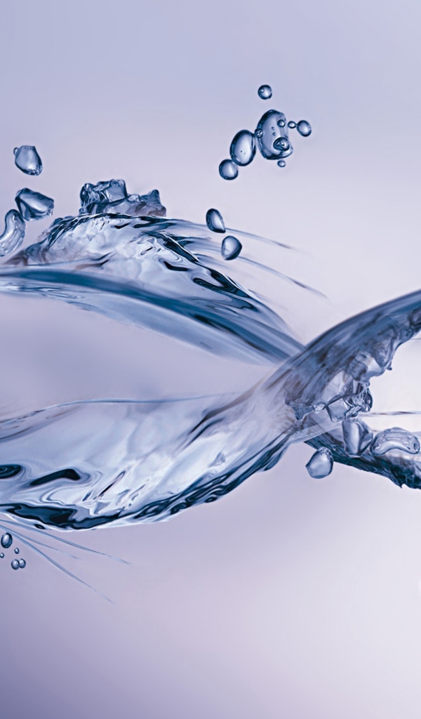 Рыба из воды на синем фоне