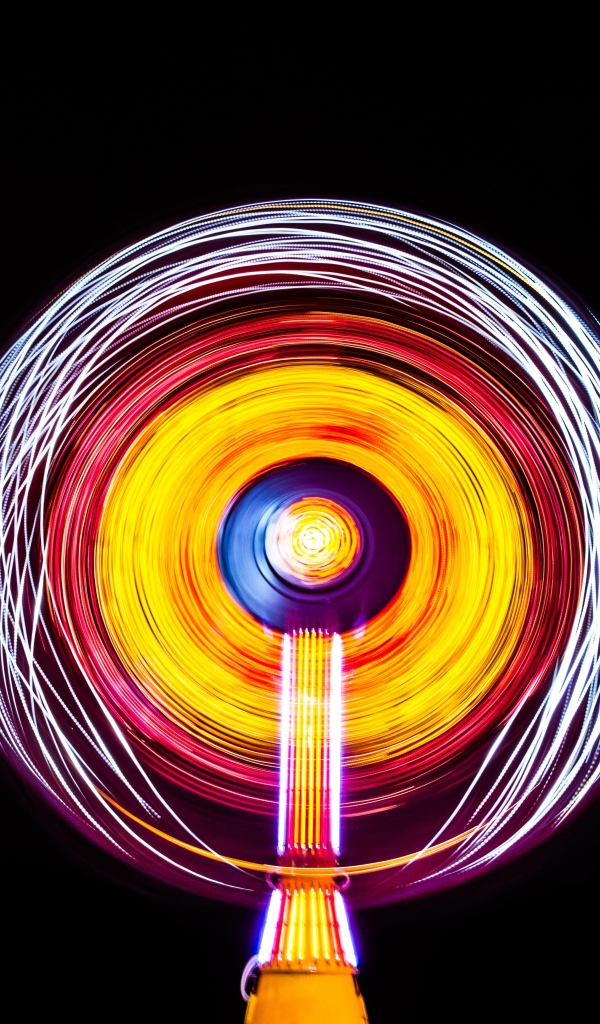 Разноцветное абстрактное пятно на черном фоне