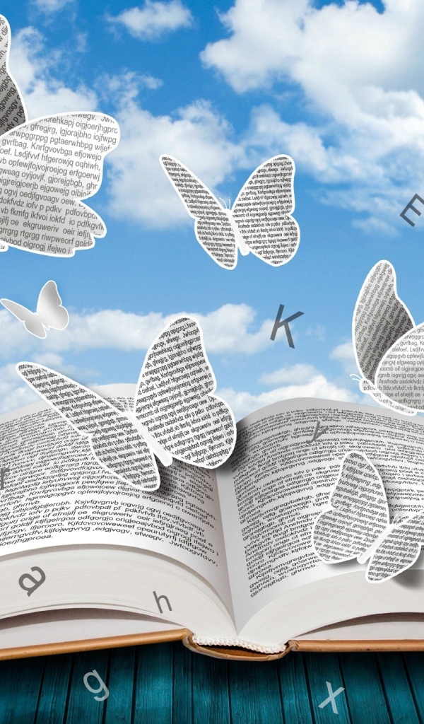 Бумажные бабочки и буквы над книгой 