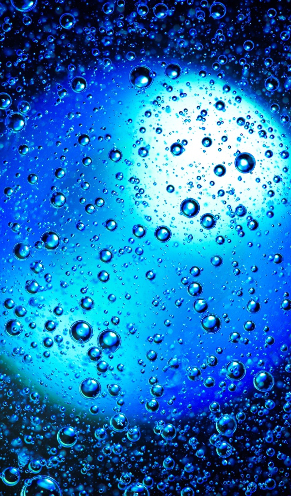 Круглый голубой шар в воде с пузырями