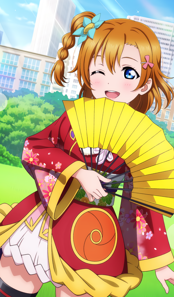 Красивая девушка аниме с веером в руке 