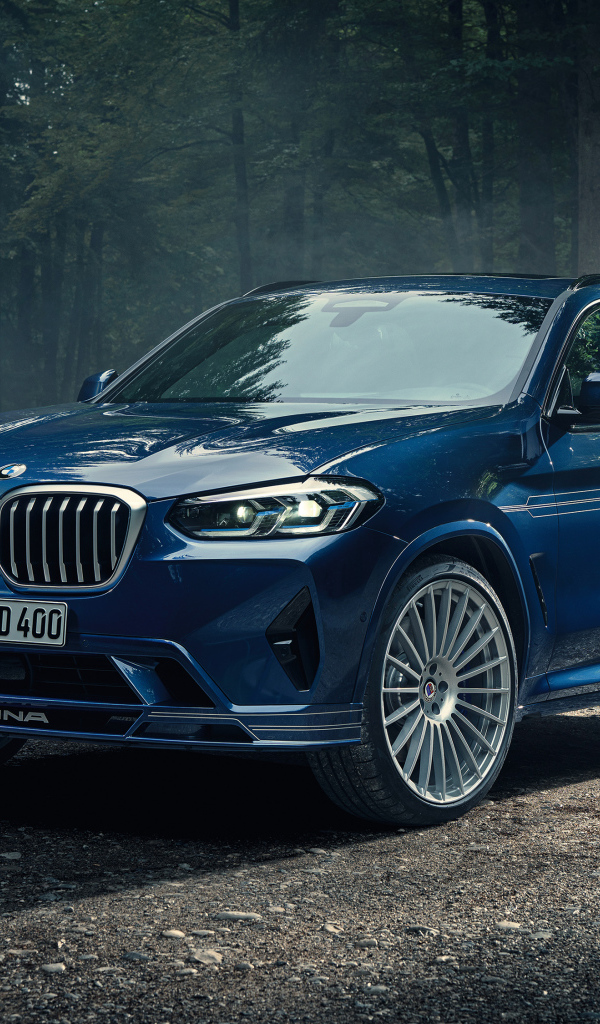 Автомобиль Alpina XD4, 2021 года в лесу
