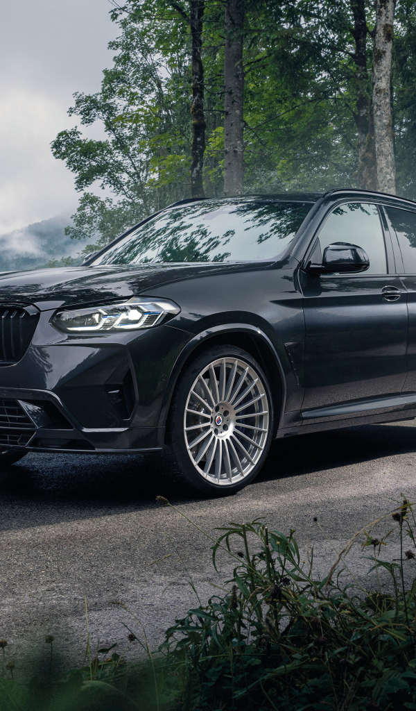 Черный внедорожник Alpina XD3 2021 года в лесу