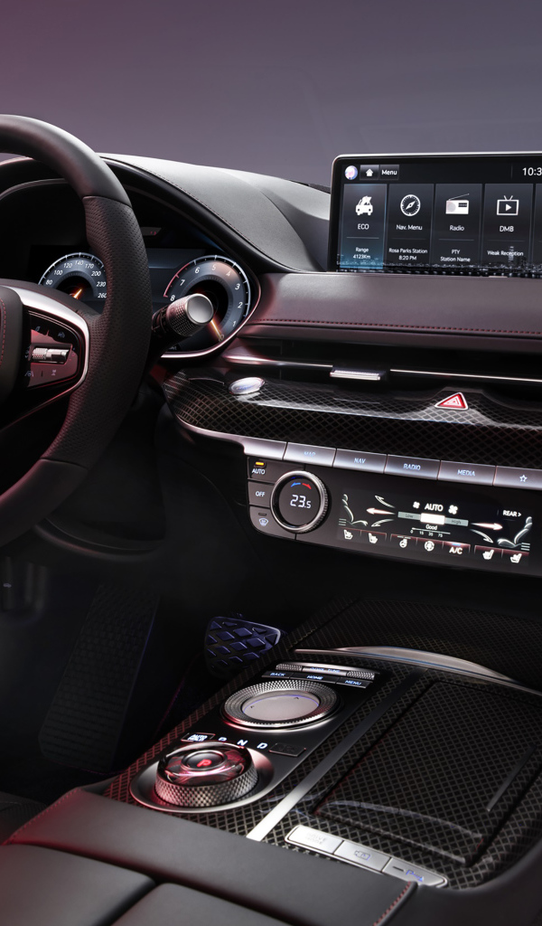 Черный салон автомобиля Genesis G80 Sport 2021 года