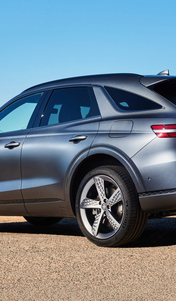 Серебристый автомобиль Genesis GV70 3.5T AWD 2021 года вид сзади 