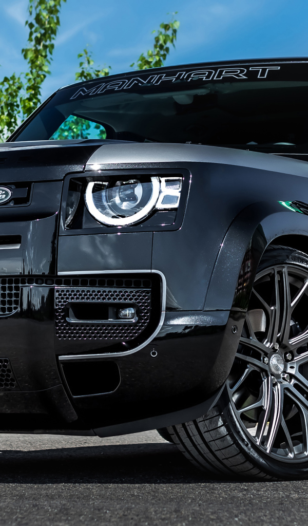 Черный дорогой автомобиль Manhart Defender DP500 2021 года