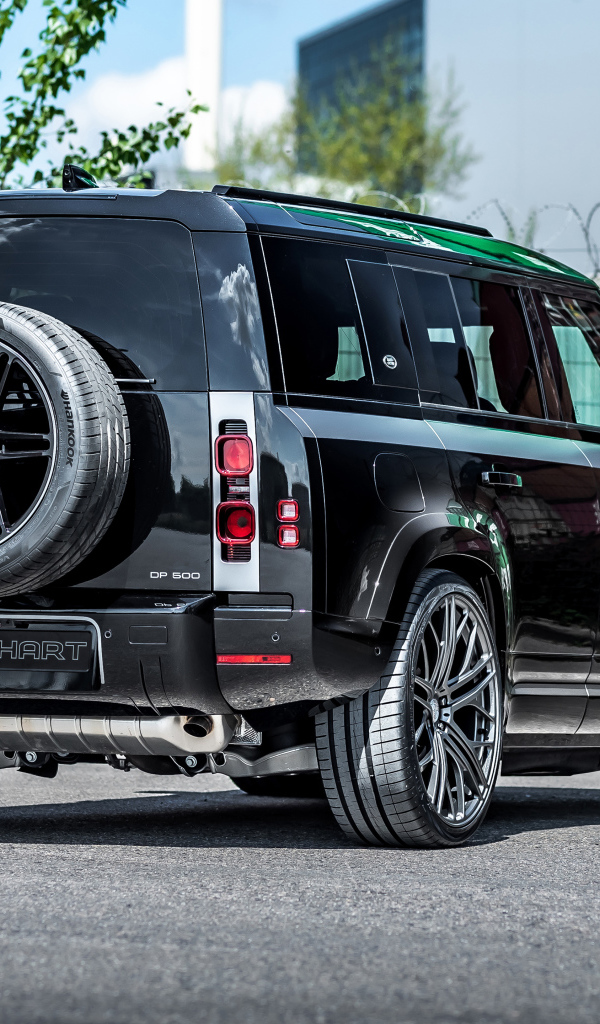 Черный автомобиль Manhart Defender DP500 2021 года вид сзади