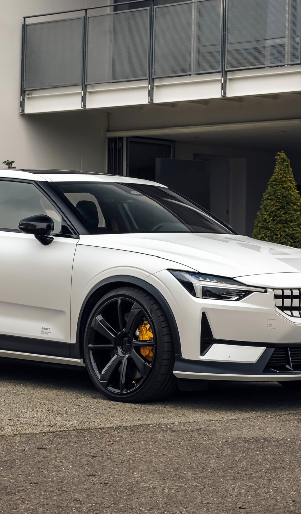 Белый Polestar 2 Experimental 2021 года у дома