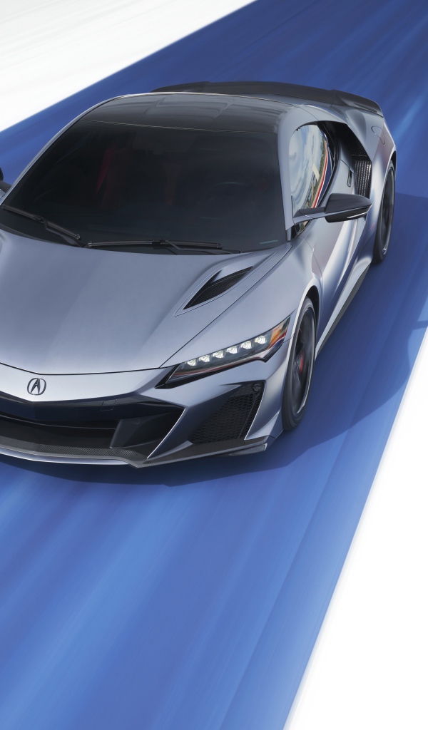 Серебристый автомобиль Acura NSX Type S, 2022 года на гонках