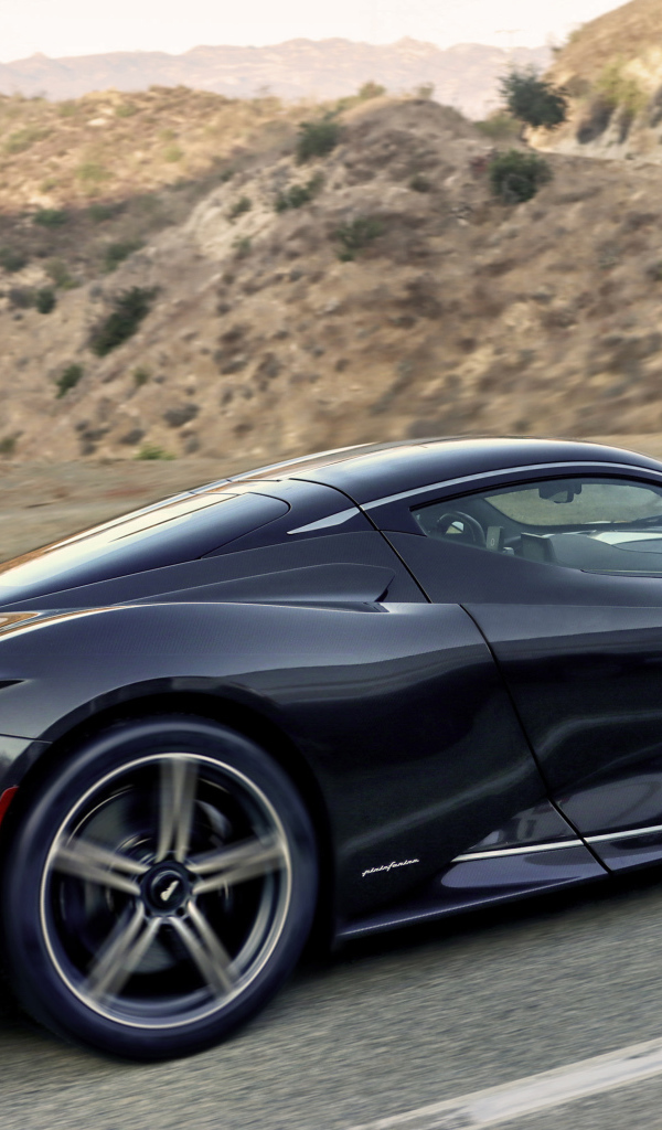 Черный Pininfarina Battista, 2022 года на трассе в горах