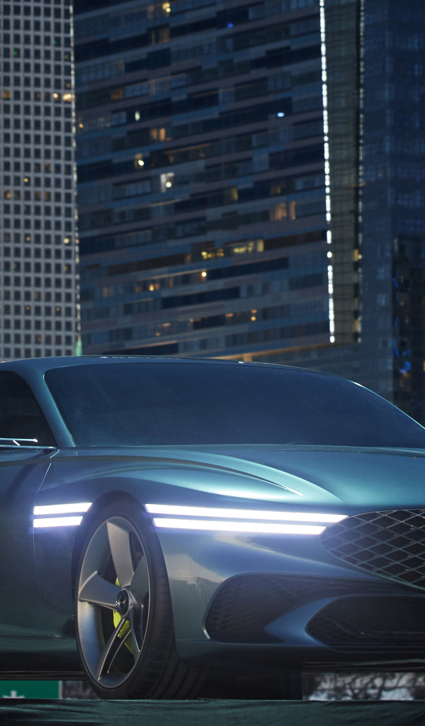 Новый автомобиль Genesis X Concept 2021  года на фоне небоскребов