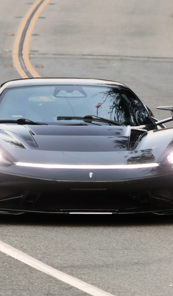 Быстрый автомобиль Pininfarina Battista, 2022 года на дороге