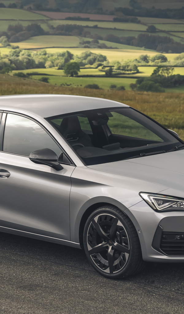 Серебристый автомобиль Cupra León VZ3, 2021 года