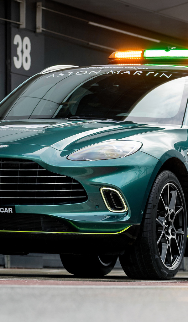 Зеленый автомобиль Aston Martin DBX F1 Medical Car 2021 года