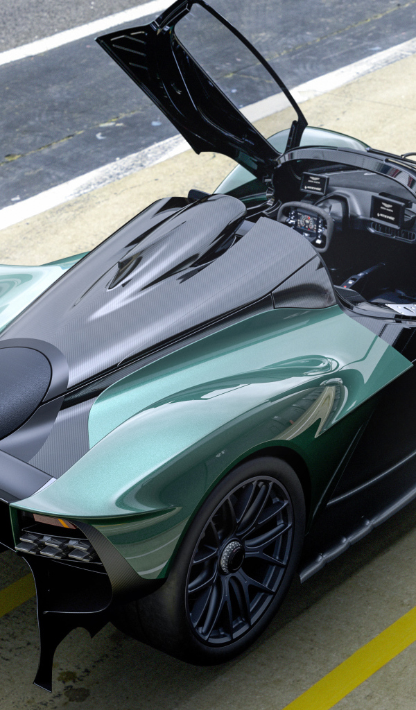 Гоночный автомобиль Aston Martin Valkyrie Spider 2021 года