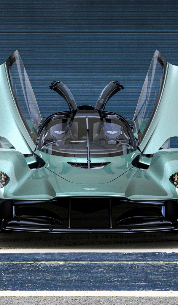 Автомобиль Aston Martin Valkyrie Spyder 2021 года с открытыми дверями