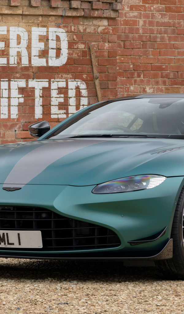 Автомобиль Aston Martin Vantage F1 Edition 2021 года у стены