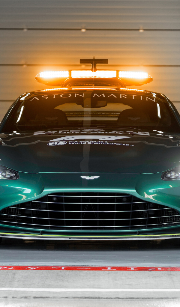 Автомобиль Aston Martin Vantage F1 Safety Car 2021 года в гараже