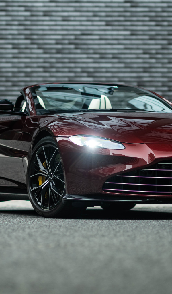 Автомобиль Aston Martin Vantage Roadster 2021 года на фоне стены