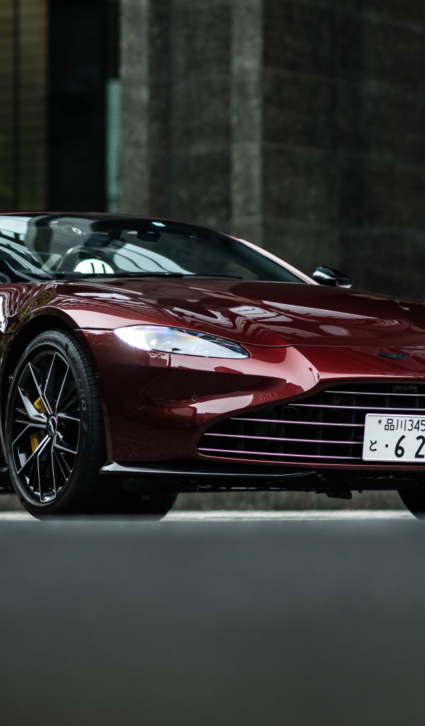 Красивый бордовый автомобиль Aston Martin Vantage Roadster 2021 года