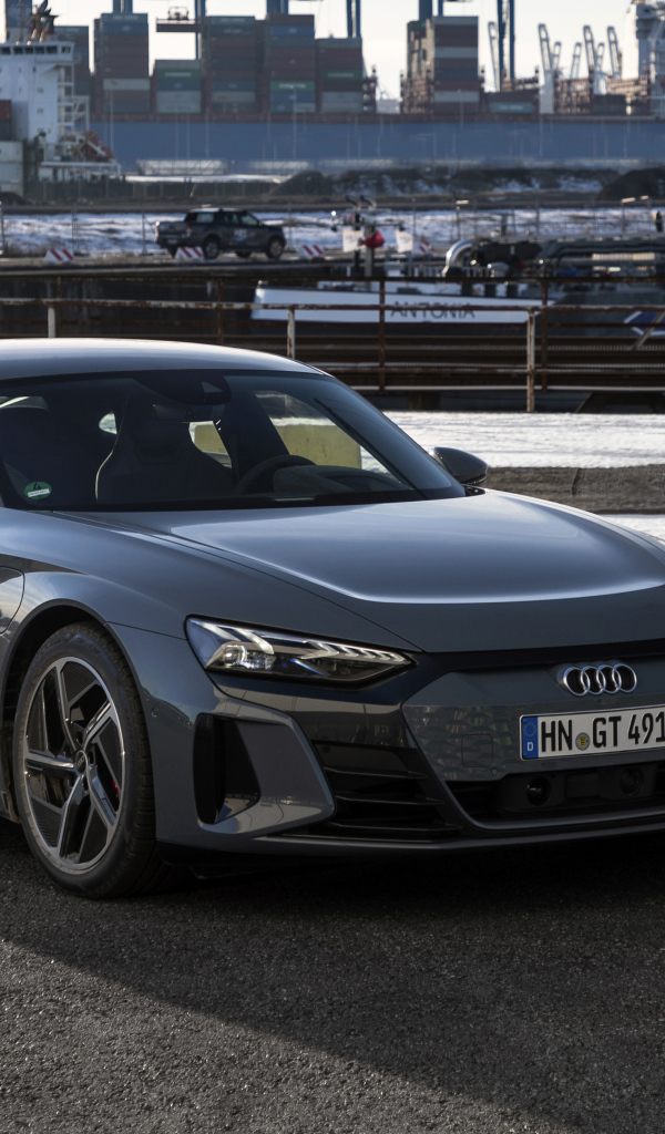 Автомобиль Audi E-Tron GT Quattro 2021 года в порту