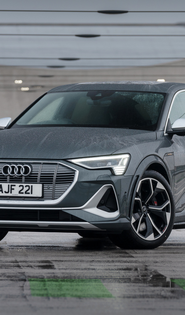 Автомобиль Audi E-Tron S Sportback 2021 года на мокром асфальте