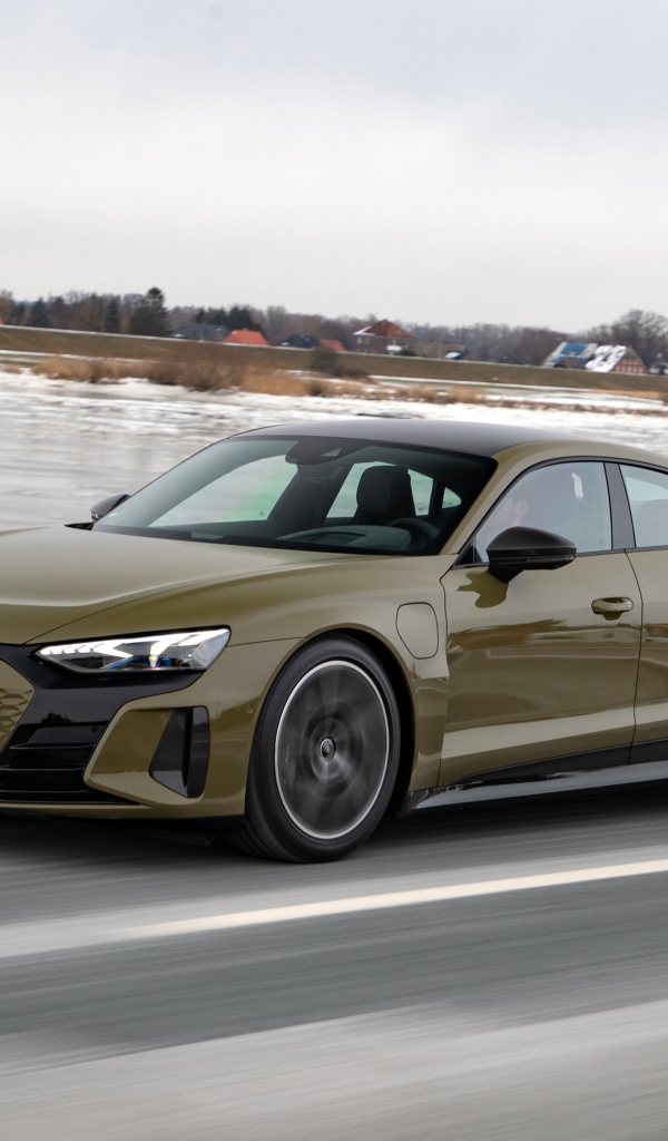 Автомобиль Audi RS E-Tron GT 2021 года на фоне покрытой льдом реки