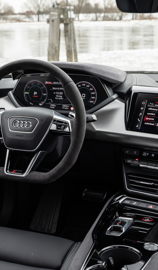 Черный салон автомобиля Audi RS E-Tron GT 2021 года