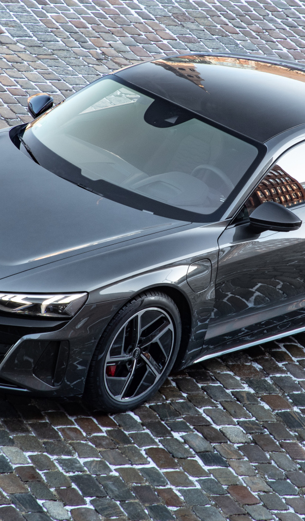 Красивый автомобиль  Audi RS E-Tron GT 2021 года