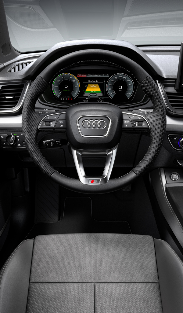 Черный стильный кожаный салон автомобиля Audi Q5 55 TFSI E Quattro S Line