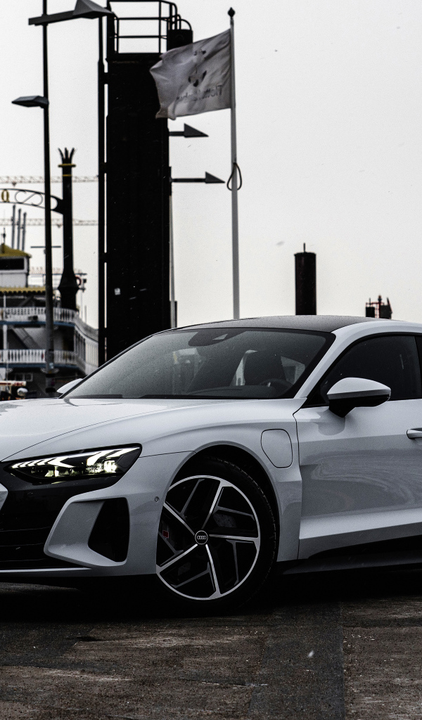 Серебристый Audi E-Tron GT Quattro 2021 года в порту