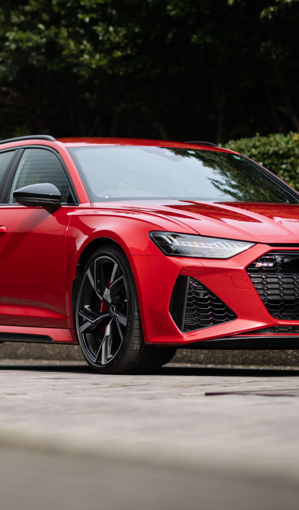 Новый красный автомобиль Audi RS 6 Avant 2021 года