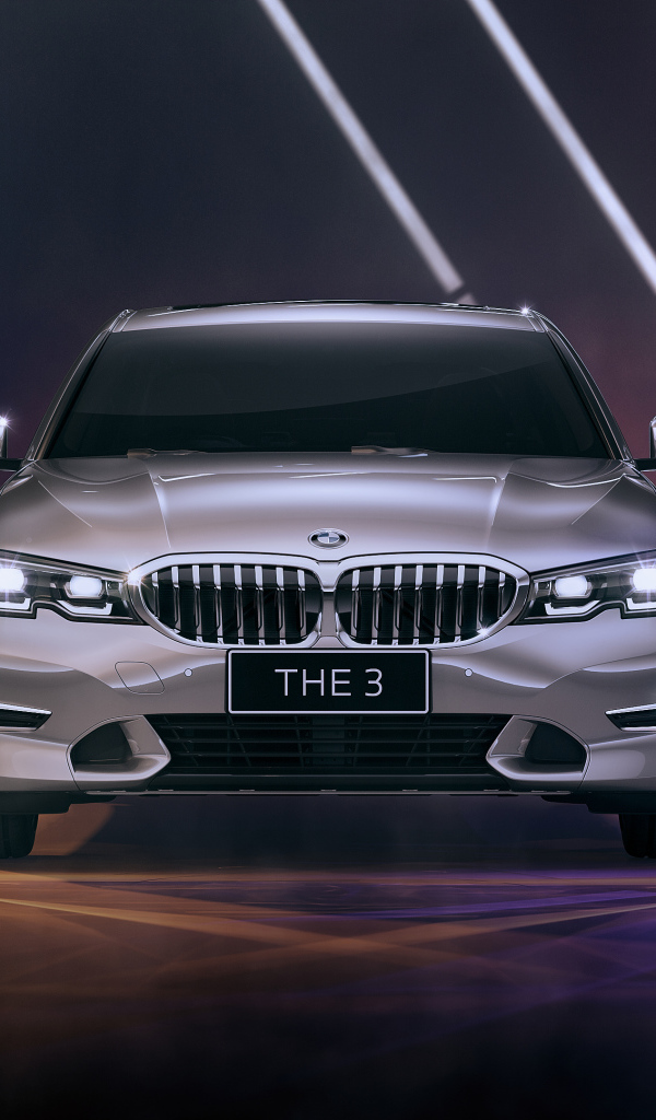 Серебристый автомобиль BMW 330Li Luxury Line 2021 года
