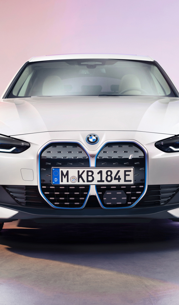 Автомобиль BMW I4 2021 года вид спереди на розовом фоне