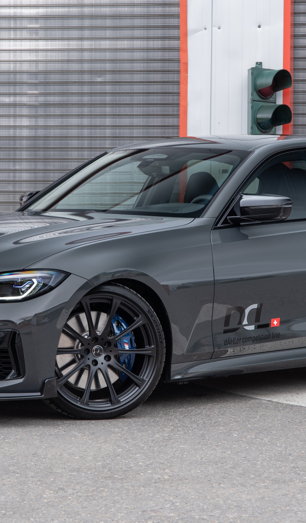 Серебристый автомобиль BMW M340i XDrive DÄHLer Competition Line 2021 года